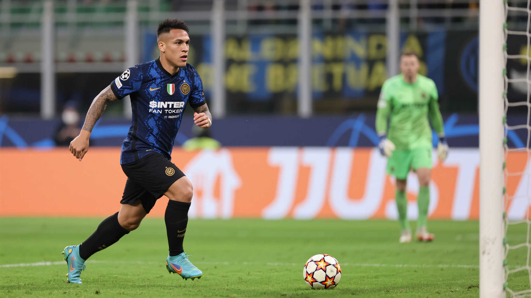 面对困境，一名真正的核心球员往往会扮演两种重要角色